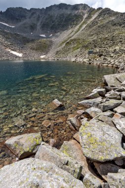 Muhteşem panoramik Ledenoto (Ice) Gölü ve bulutlar Musala tepe, Rila Dağı, Bulgaristan üzerinden