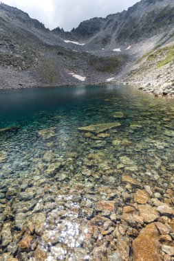 Muhteşem panoramik Ledenoto (Ice) Gölü ve bulutlar Musala tepe, Rila Dağı, Bulgaristan üzerinden