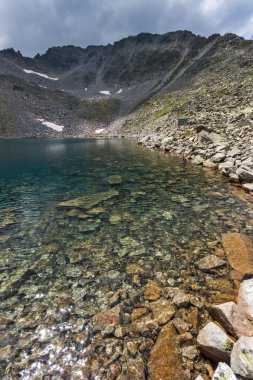 Muhteşem panoramik Ledenoto (Ice) Gölü ve bulutlar Musala tepe, Rila Dağı, Bulgaristan üzerinden