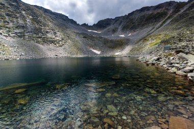 Muhteşem panoramik Ledenoto (Ice) Gölü ve bulutlar Musala tepe, Rila Dağı, Bulgaristan üzerinden
