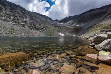 Muhteşem panoramik Ledenoto (Ice) Gölü ve bulutlar Musala tepe, Rila Dağı, Bulgaristan üzerinden