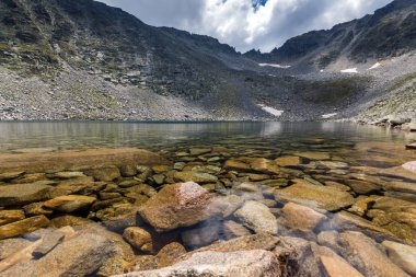 Muhteşem panoramik Ledenoto (Ice) Gölü ve bulutlar Musala tepe, Rila Dağı, Bulgaristan üzerinden