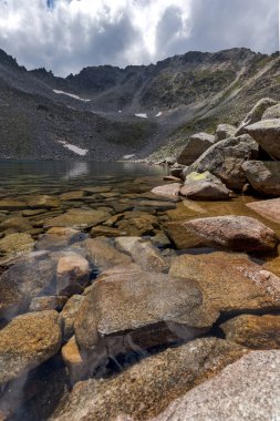 Muhteşem panoramik Ledenoto (Ice) Gölü ve bulutlar Musala tepe, Rila Dağı, Bulgaristan üzerinden