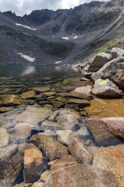 Muhteşem panoramik Ledenoto (Ice) Gölü ve bulutlar Musala tepe, Rila Dağı, Bulgaristan üzerinden