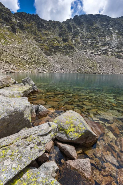 Muhteşem panoramik Ledenoto (Ice) Gölü ve bulutlar Musala tepe, Rila Dağı, Bulgaristan üzerinden