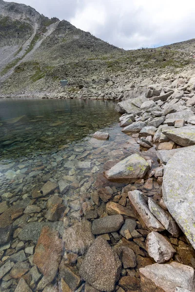 Muhteşem panoramik Ledenoto (Ice) Gölü ve bulutlar Musala tepe, Rila Dağı, Bulgaristan üzerinden