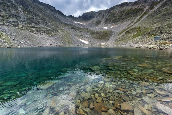 Muhteşem panoramik Ledenoto (Ice) Gölü ve bulutlar Musala tepe, Rila Dağı, Bulgaristan üzerinden