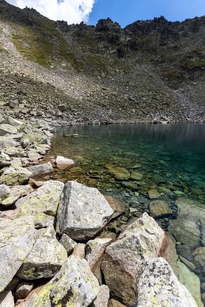 Muhteşem panoramik Ledenoto (Ice) Gölü ve bulutlar Musala tepe, Rila Dağı, Bulgaristan üzerinden