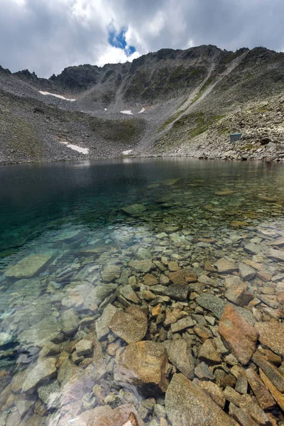 Muhteşem panoramik Ledenoto (Ice) Gölü ve bulutlar Musala tepe, Rila Dağı, Bulgaristan üzerinden