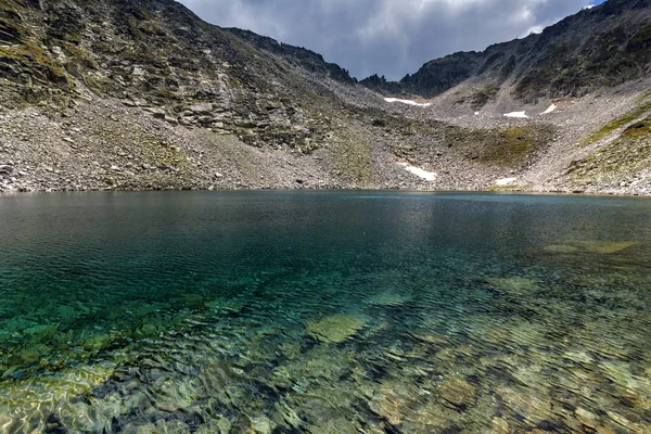 Muhteşem panoramik Ledenoto (Ice) Gölü ve bulutlar Musala tepe, Rila Dağı, Bulgaristan üzerinden