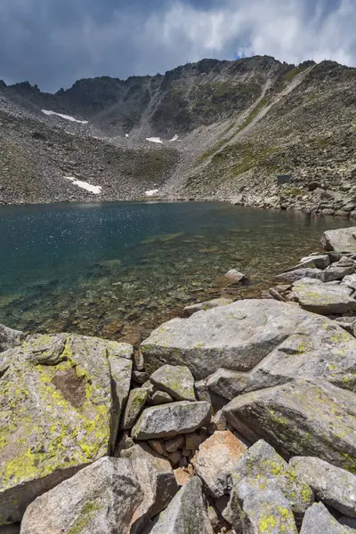 Muhteşem panoramik Ledenoto (Ice) Gölü ve bulutlar Musala tepe, Rila Dağı, Bulgaristan üzerinden