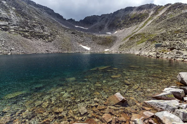 Muhteşem panoramik Ledenoto (Ice) Gölü ve bulutlar Musala tepe, Rila Dağı, Bulgaristan üzerinden
