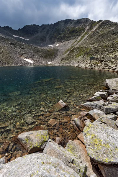 Muhteşem panoramik Ledenoto (Ice) Gölü ve bulutlar Musala tepe, Rila Dağı, Bulgaristan üzerinden