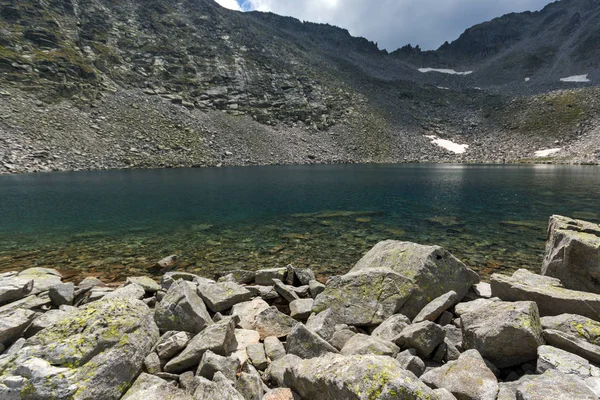 Muhteşem panoramik Ledenoto (Ice) Gölü ve bulutlar Musala tepe, Rila Dağı, Bulgaristan üzerinden
