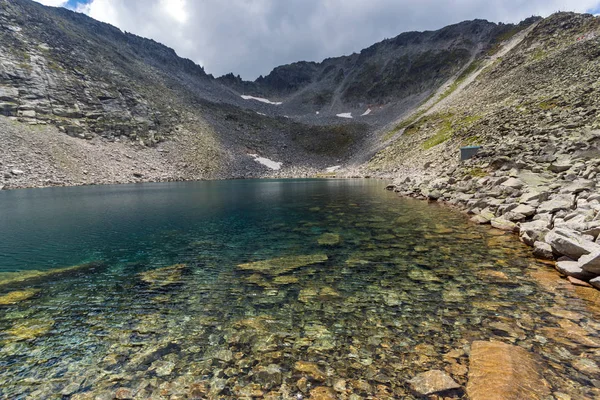 Muhteşem panoramik Ledenoto (Ice) Gölü ve bulutlar Musala tepe, Rila Dağı, Bulgaristan üzerinden