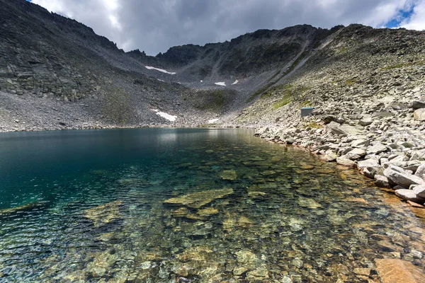 Muhteşem panoramik Ledenoto (Ice) Gölü ve bulutlar Musala tepe, Rila Dağı, Bulgaristan üzerinden