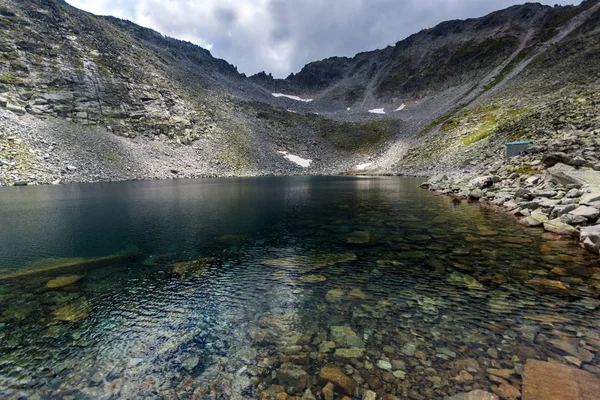 Muhteşem panoramik Ledenoto (Ice) Gölü ve bulutlar Musala tepe, Rila Dağı, Bulgaristan üzerinden