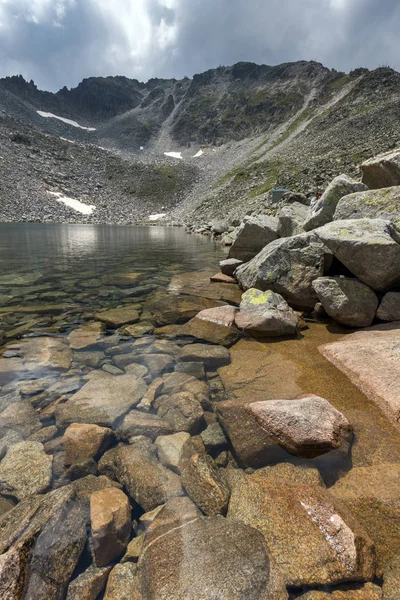 Muhteşem panoramik Ledenoto (Ice) Gölü ve bulutlar Musala tepe, Rila Dağı, Bulgaristan üzerinden