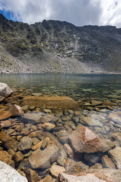 Muhteşem panoramik Ledenoto (Ice) Gölü ve bulutlar Musala tepe, Rila Dağı, Bulgaristan üzerinden