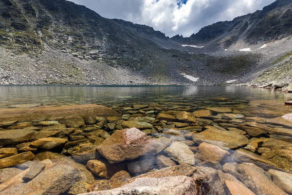 Muhteşem panoramik Ledenoto (Ice) Gölü ve bulutlar Musala tepe, Rila Dağı, Bulgaristan üzerinden