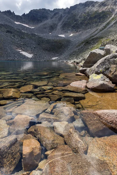 Muhteşem panoramik Ledenoto (Ice) Gölü ve bulutlar Musala tepe, Rila Dağı, Bulgaristan üzerinden