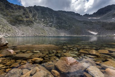 Muhteşem panoramik Ledenoto (Ice) Gölü ve bulutlar Musala tepe, Rila Dağı, Bulgaristan üzerinden