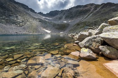 Muhteşem panoramik Ledenoto (Ice) Gölü ve bulutlar Musala tepe, Rila Dağı, Bulgaristan üzerinden