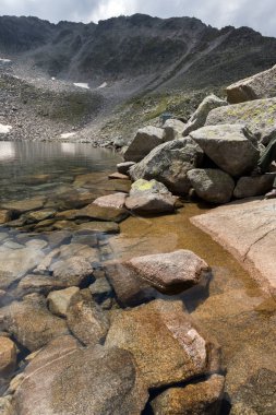 Muhteşem panoramik Ledenoto (Ice) Gölü ve bulutlar Musala tepe, Rila Dağı, Bulgaristan üzerinden