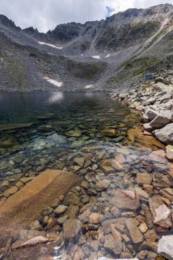 Muhteşem panoramik Ledenoto (Ice) Gölü ve bulutlar Musala tepe, Rila Dağı, Bulgaristan üzerinden