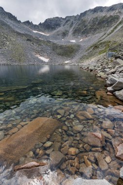 Muhteşem panoramik Ledenoto (Ice) Gölü ve bulutlar Musala tepe, Rila Dağı, Bulgaristan üzerinden