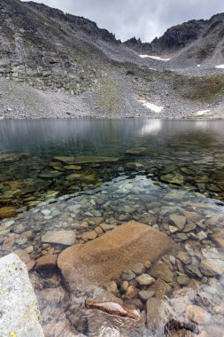 Muhteşem panoramik Ledenoto (Ice) Gölü ve bulutlar Musala tepe, Rila Dağı, Bulgaristan üzerinden