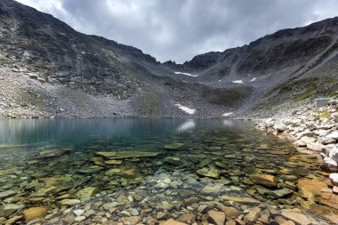 Muhteşem panoramik Ledenoto (Ice) Gölü ve bulutlar Musala tepe, Rila Dağı, Bulgaristan üzerinden