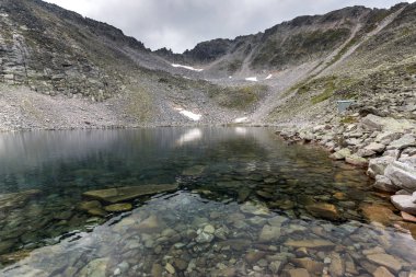 Muhteşem panoramik Ledenoto (Ice) Gölü ve bulutlar Musala tepe, Rila Dağı, Bulgaristan üzerinden