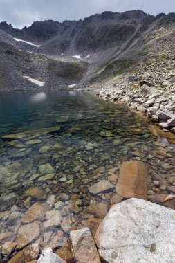 Muhteşem panoramik Ledenoto (Ice) Gölü ve bulutlar Musala tepe, Rila Dağı, Bulgaristan üzerinden