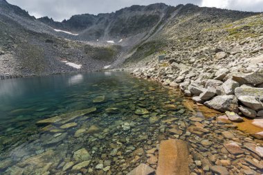 Muhteşem panoramik Ledenoto (Ice) Gölü ve bulutlar Musala tepe, Rila Dağı, Bulgaristan üzerinden
