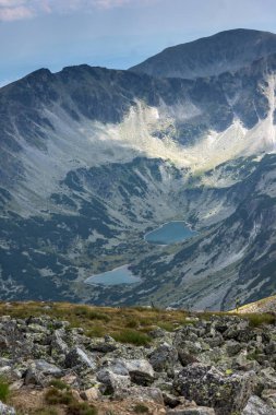 Marichini göller, Musala tepe, Rila Dağı, Bulgaristan yataydan üzerinde kara bulutlar