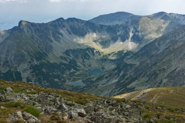 Marichini göller, Musala tepe, Rila Dağı, Bulgaristan yataydan üzerinde kara bulutlar