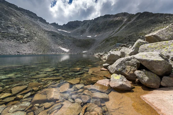 Muhteşem panoramik Ledenoto (Ice) Gölü ve bulutlar Musala tepe, Rila Dağı, Bulgaristan üzerinden