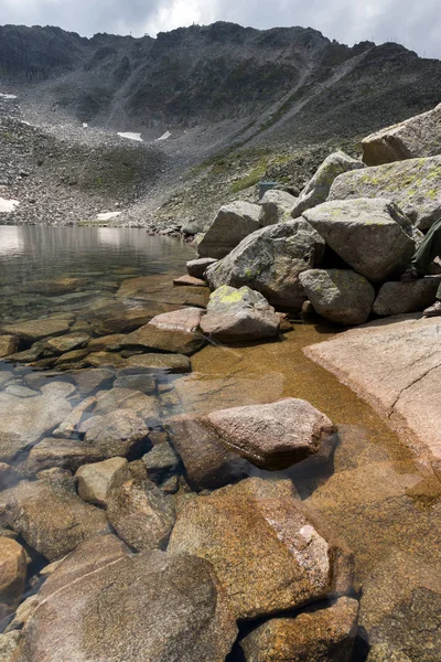Muhteşem panoramik Ledenoto (Ice) Gölü ve bulutlar Musala tepe, Rila Dağı, Bulgaristan üzerinden