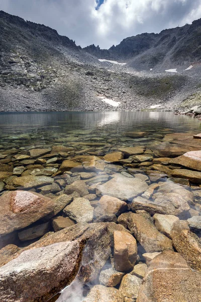 Muhteşem panoramik Ledenoto (Ice) Gölü ve bulutlar Musala tepe, Rila Dağı, Bulgaristan üzerinden
