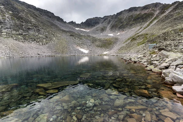 Incrível Vista Panorâmica Lago Ledenoto Gelo Nuvens Sobre Musala Peak — Fotografia de Stock