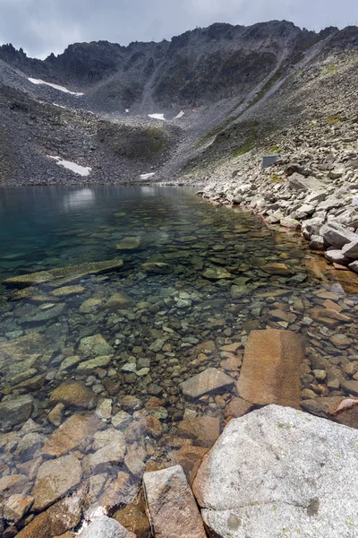 Muhteşem panoramik Ledenoto (Ice) Gölü ve bulutlar Musala tepe, Rila Dağı, Bulgaristan üzerinden