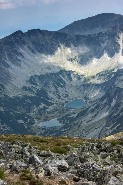 Marichini göller, Musala tepe, Rila Dağı, Bulgaristan yataydan üzerinde kara bulutlar