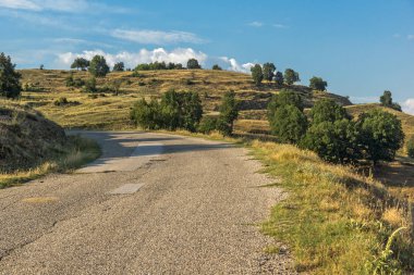 Şaşırtıcı günbatımı manzara Ograzhden dağ, bölge Yukarı Cuma, Bulgaristan