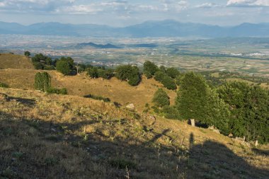 Şaşırtıcı günbatımı manzara Ograzhden dağ, bölge Yukarı Cuma, Bulgaristan