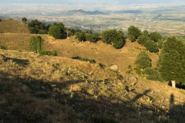 Şaşırtıcı günbatımı manzara Ograzhden dağ, bölge Yukarı Cuma, Bulgaristan