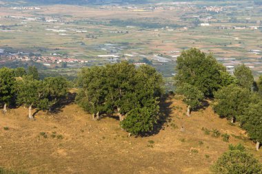 Şaşırtıcı günbatımı manzara Ograzhden dağ, bölge Yukarı Cuma, Bulgaristan