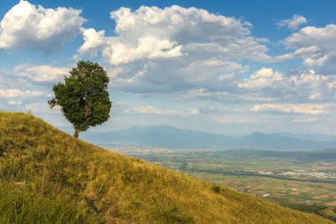 Şaşırtıcı günbatımı manzara Ograzhden dağ, bölge Yukarı Cuma, Bulgaristan