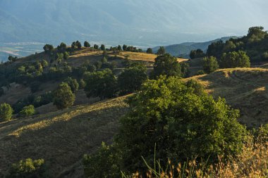 Şaşırtıcı günbatımı manzara Ograzhden dağ, bölge Yukarı Cuma, Bulgaristan