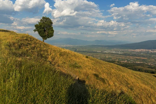 Şaşırtıcı günbatımı manzara Ograzhden dağ, bölge Yukarı Cuma, Bulgaristan